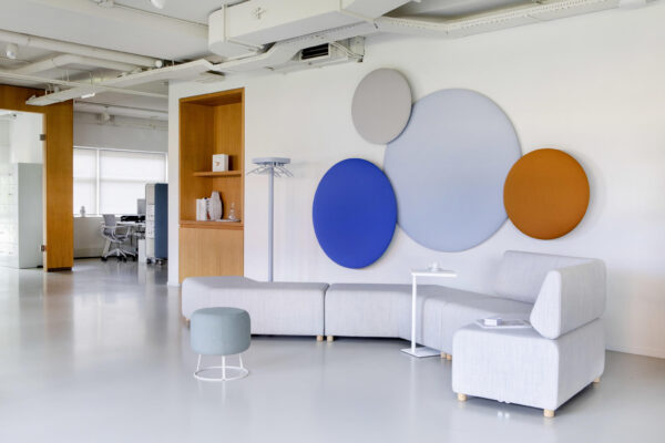 Akoestische panelen en accessoires van Cascando in een kantooromgeving