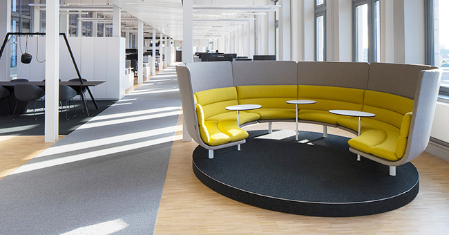Designmeubilair van Lande in een moderne kantooromgeving
