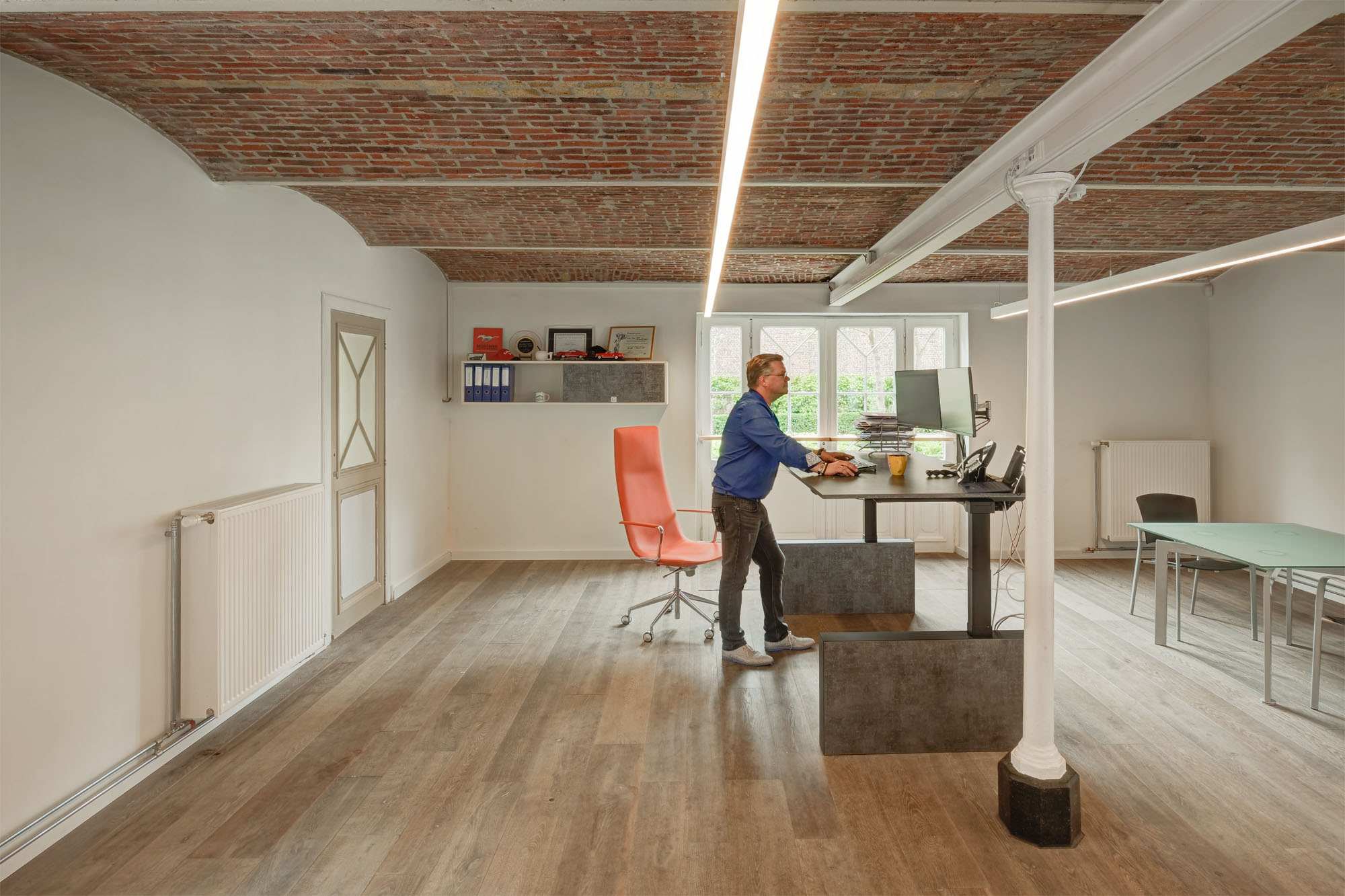 Bureaustoelen en Kantoorinrichting: Duurzaamheid en Ergonomie voor de Ideale Werkplek